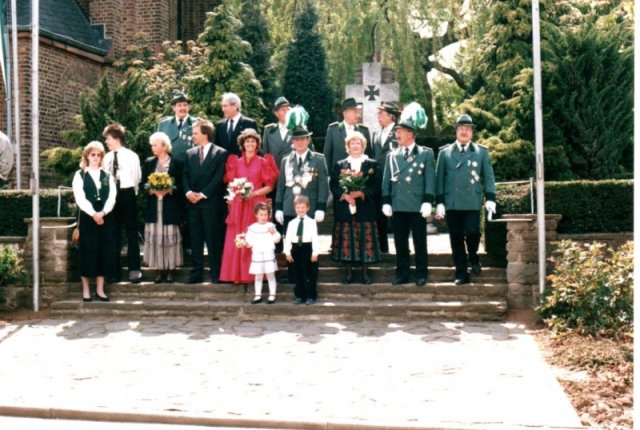 1991 Vorbeimarsch an der Kirche